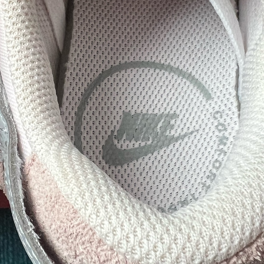 Like New NIKE Sneakers 👟 7- 1/2 🚫Out Of Stock🚫 - Picture 6 of 12